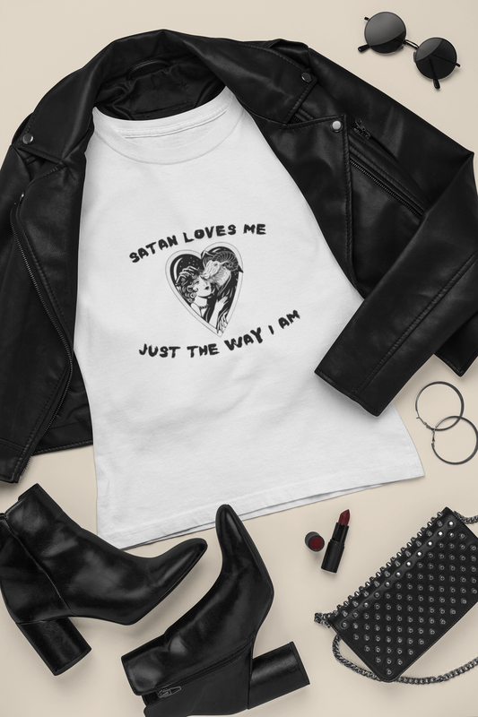 Satan Loves Me Unisex T-Shirt, Lustiges Halloween Shirt, Geschlechtsneutrales Vintage Herz Design, Alternatives Goth Top, Schwarz &amp; Weiß Grafik T-Shirt