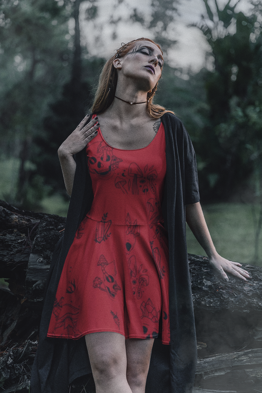 Rotes Damenkleid - Rot mit Totenköpfen, Kristallen und Pilzen - Witchy Vibes 